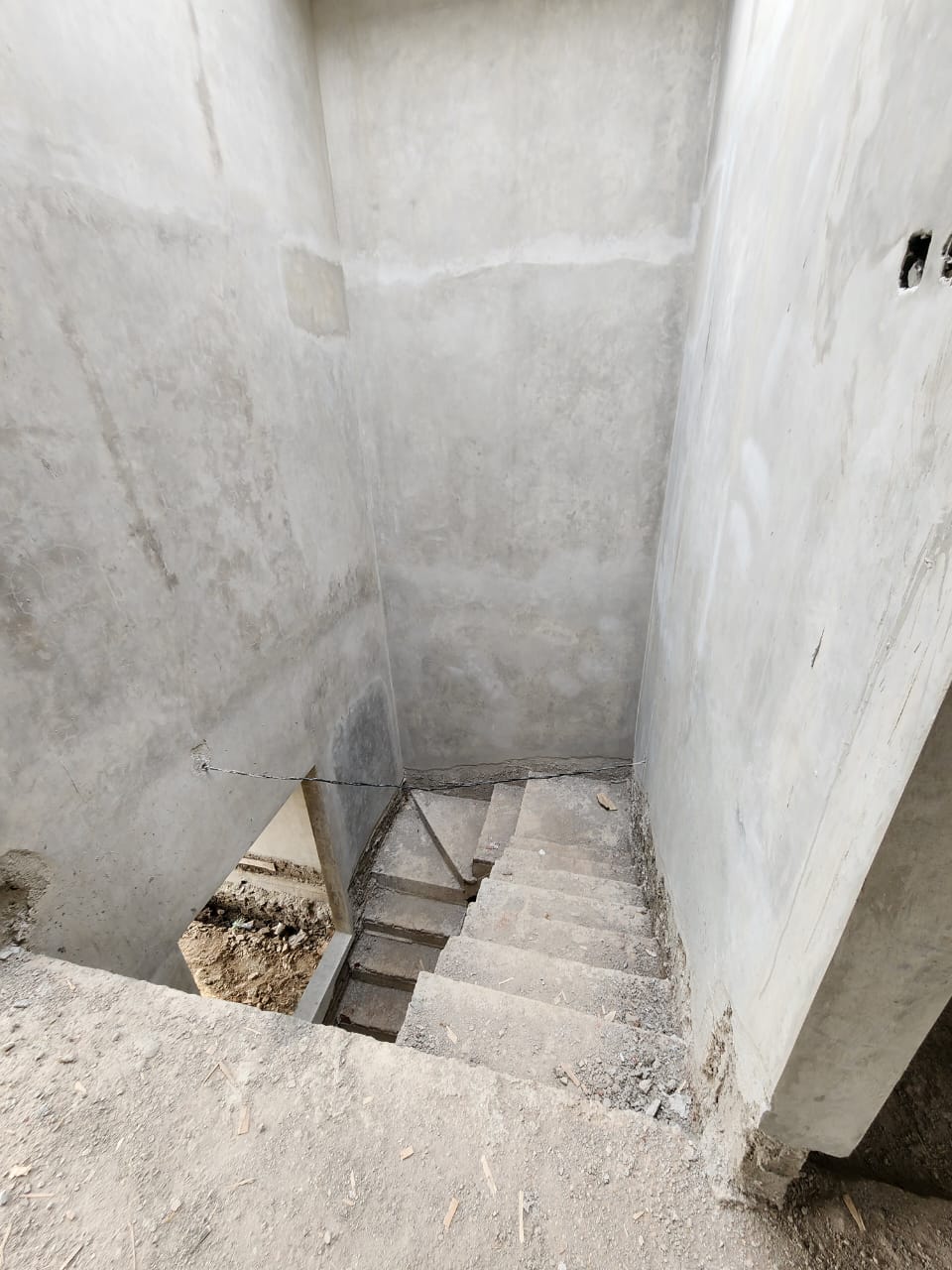 JUAL RUMAH LANTAI 2 CISARANTEN KOTA BANDUNG