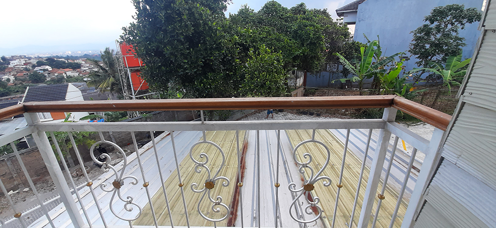 RUMAH GAYA AMERICAN COUNTRY DI JATIHANDAP BANDUNG