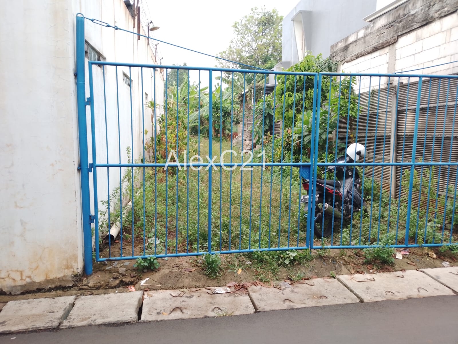 Dijual Tanah Saja (bangunan gratis + gudang ) di Cibubur