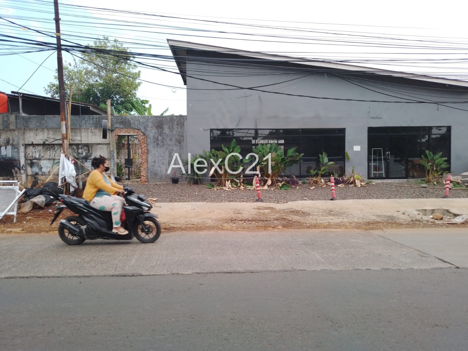 Dijual Tanah Saja (bangunan gratis + gudang ) di Cibubur