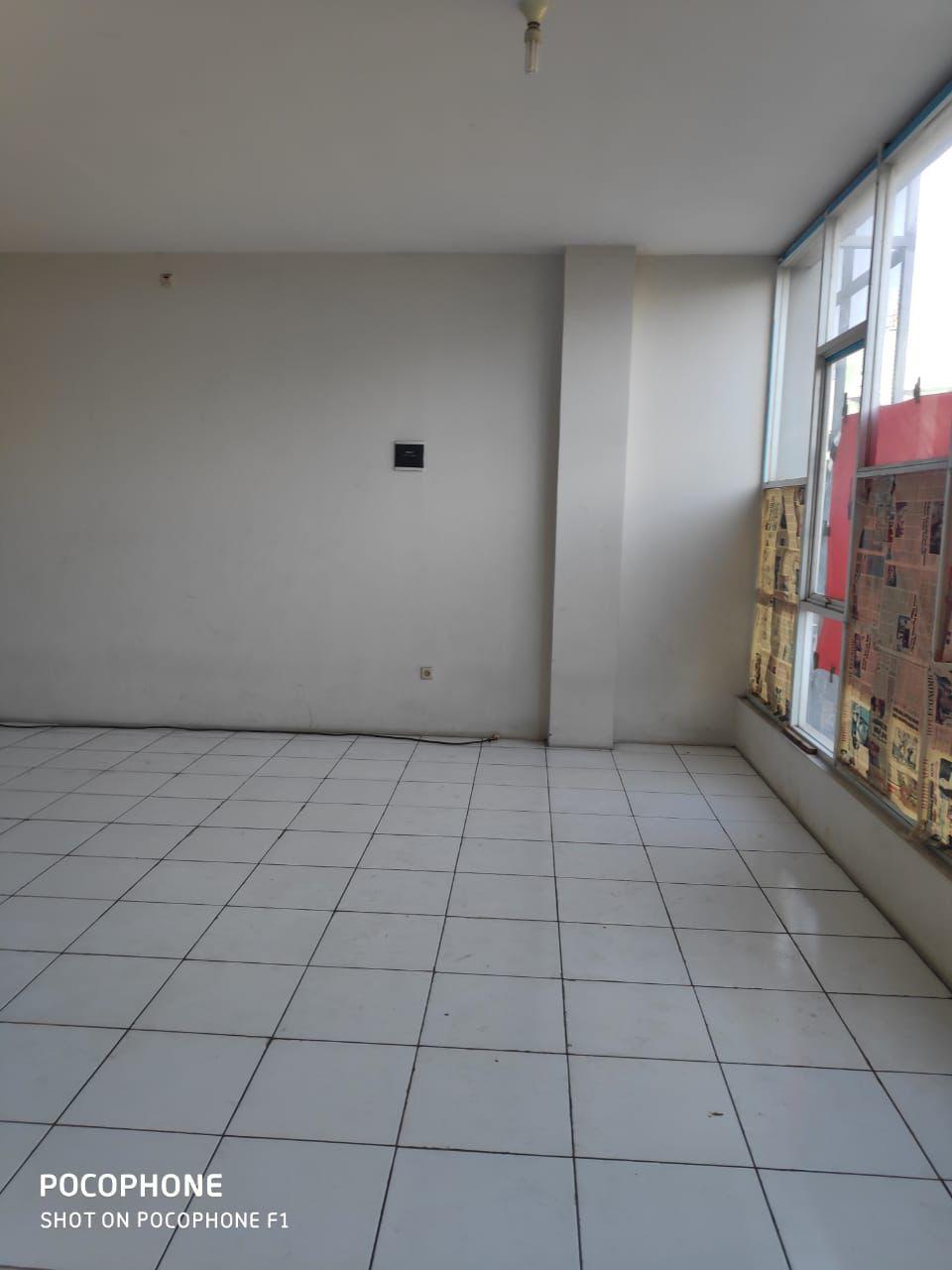 Disewakan ruko dengan lokasi strategis di Jl. Lapangan Bola. Kb.