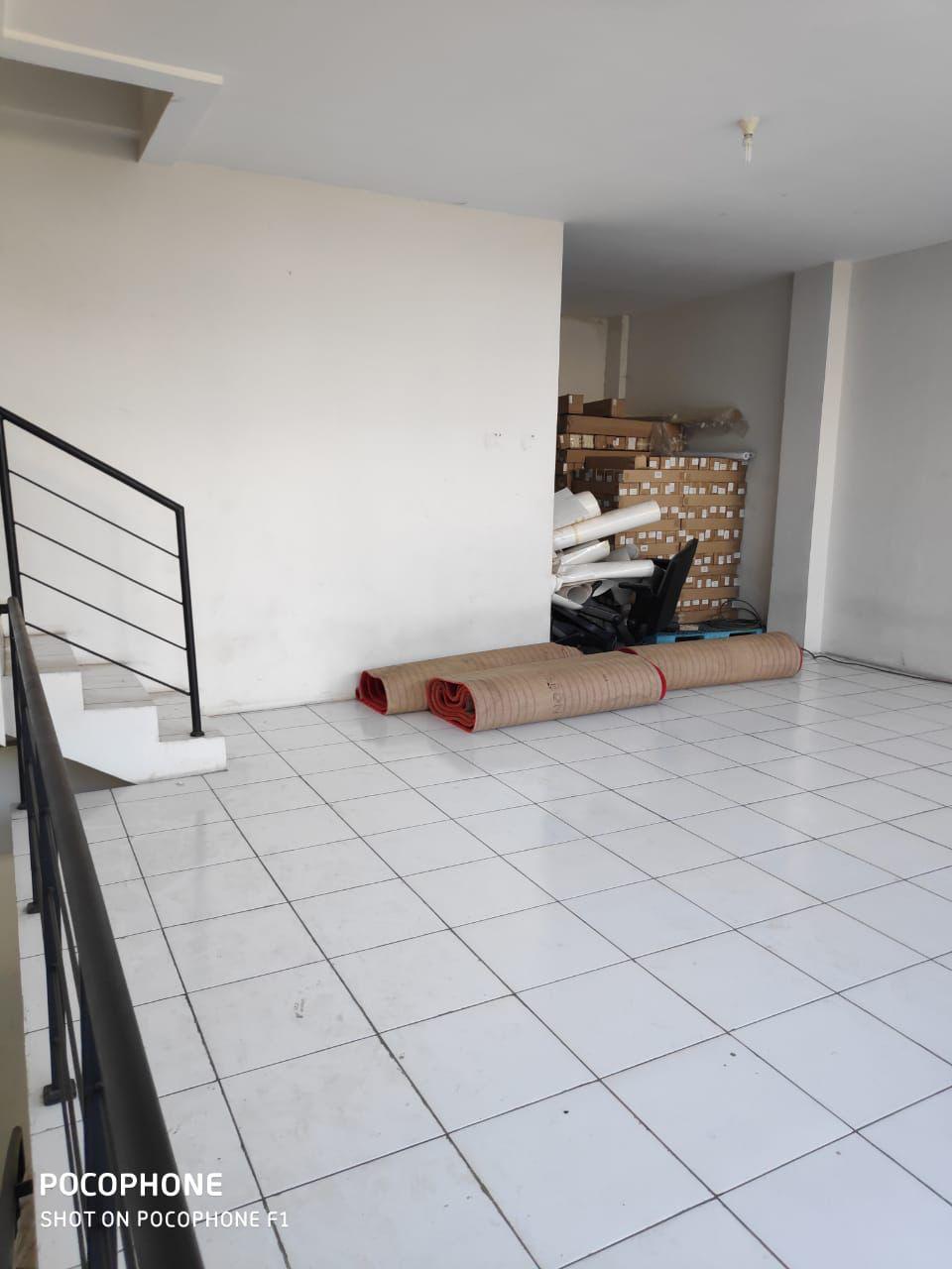 Disewakan ruko dengan lokasi strategis di Jl. Lapangan Bola. Kb.