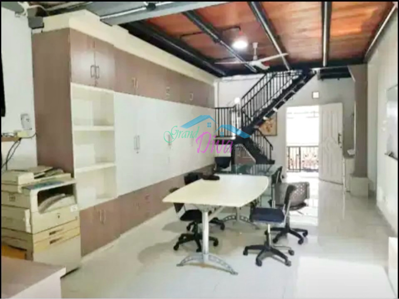 RUMAH KANTOR MODERN MINIMALIS HALF-FURNISHED DI BUKIT CIMANGGU