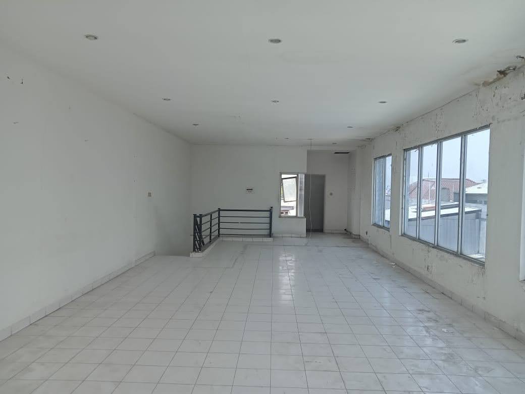 Disewakan RUKO 3 lantai MENGANTI WIYUNG, KEDURUS nol jalan