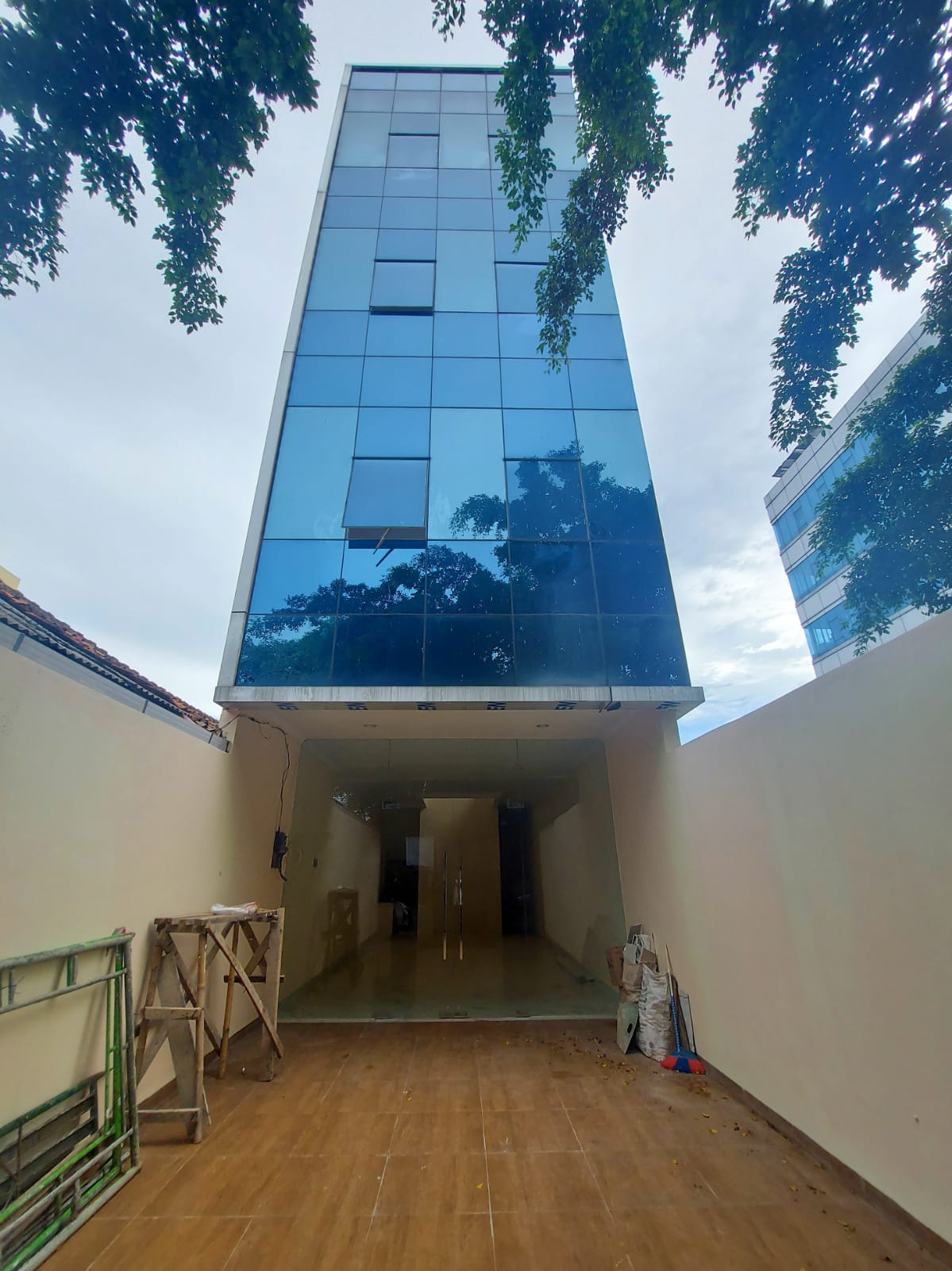 Dijual dan disewakan ruko baru 4.5 lantai di Duren Tiga, Jakarta