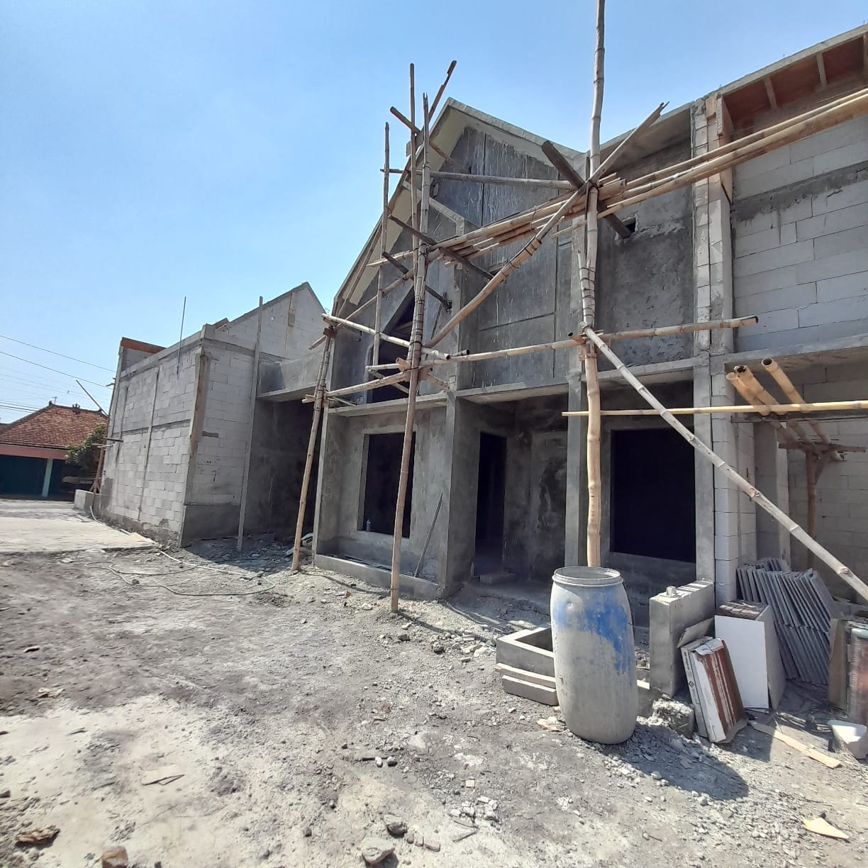 RUMAH 3 KAMAR TIDUR 1 KAMAR MANDI BARAT KELURAHAN BANGUNJIWO KAS