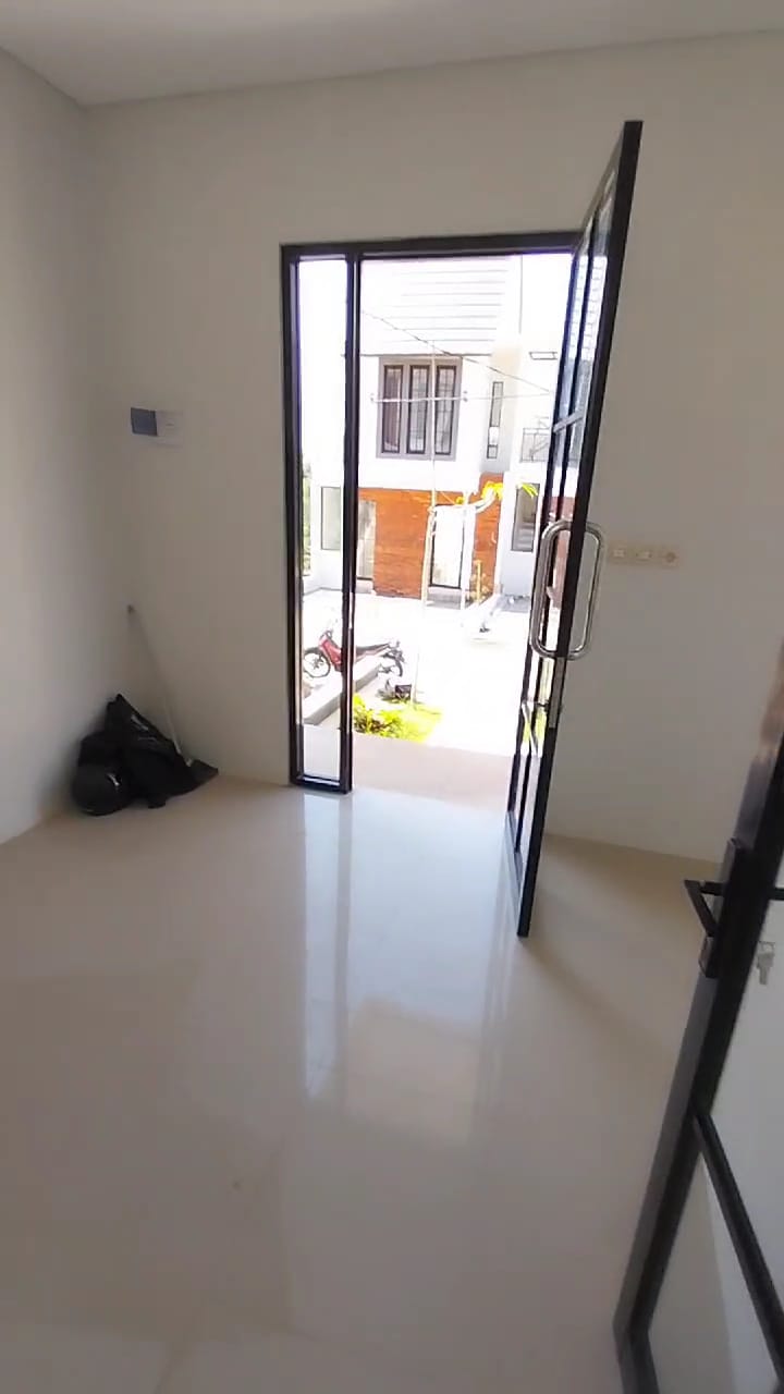 Disewakan Tahunan Rumah 2 Lantai di Malang