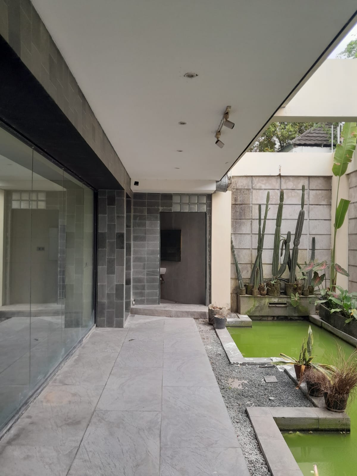 Cocok Kantor/Beauty Clinic/Cafe, pinggir jalan raya area Gandari