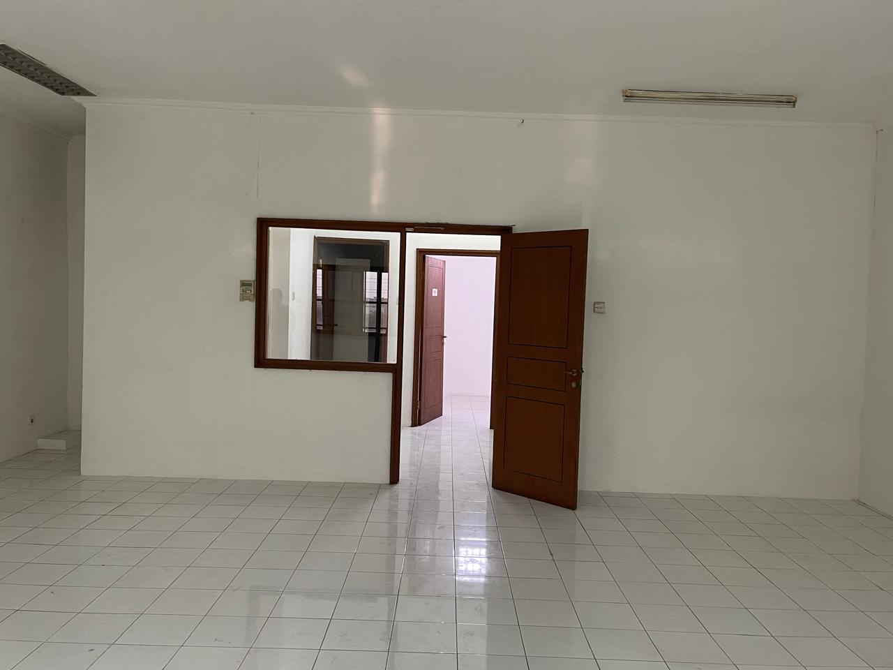 Disewakan ruko gandeng luas Jl. Panglima Polim, Melawai