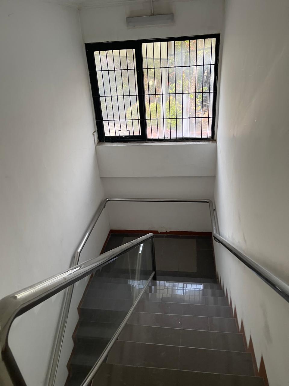 Disewakan ruko gandeng luas Jl. Panglima Polim, Melawai