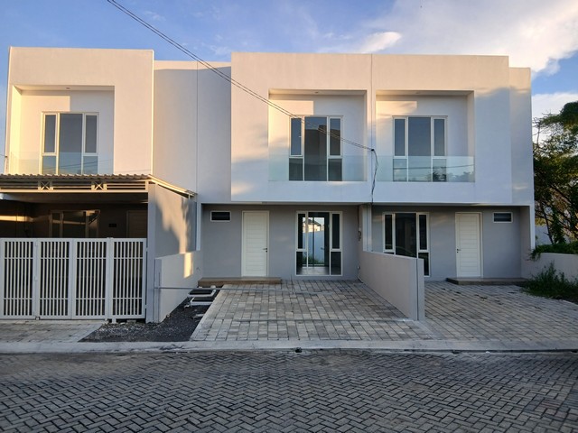 Disewakan Cepat Rumah Baru Modern di area Dian Istana, Surabaya