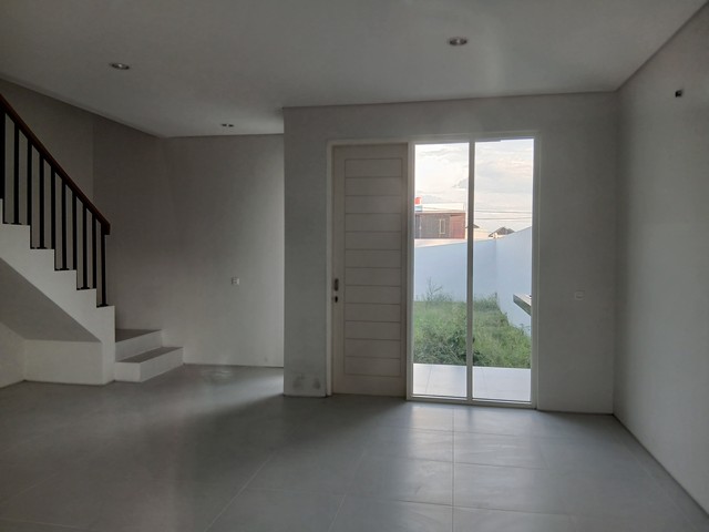 Disewakan Cepat Rumah Baru Modern di area Dian Istana, Surabaya