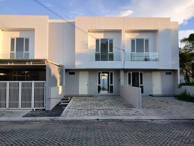 Disewakan Cepat Rumah Baru Modern di area Dian Istana, Surabaya