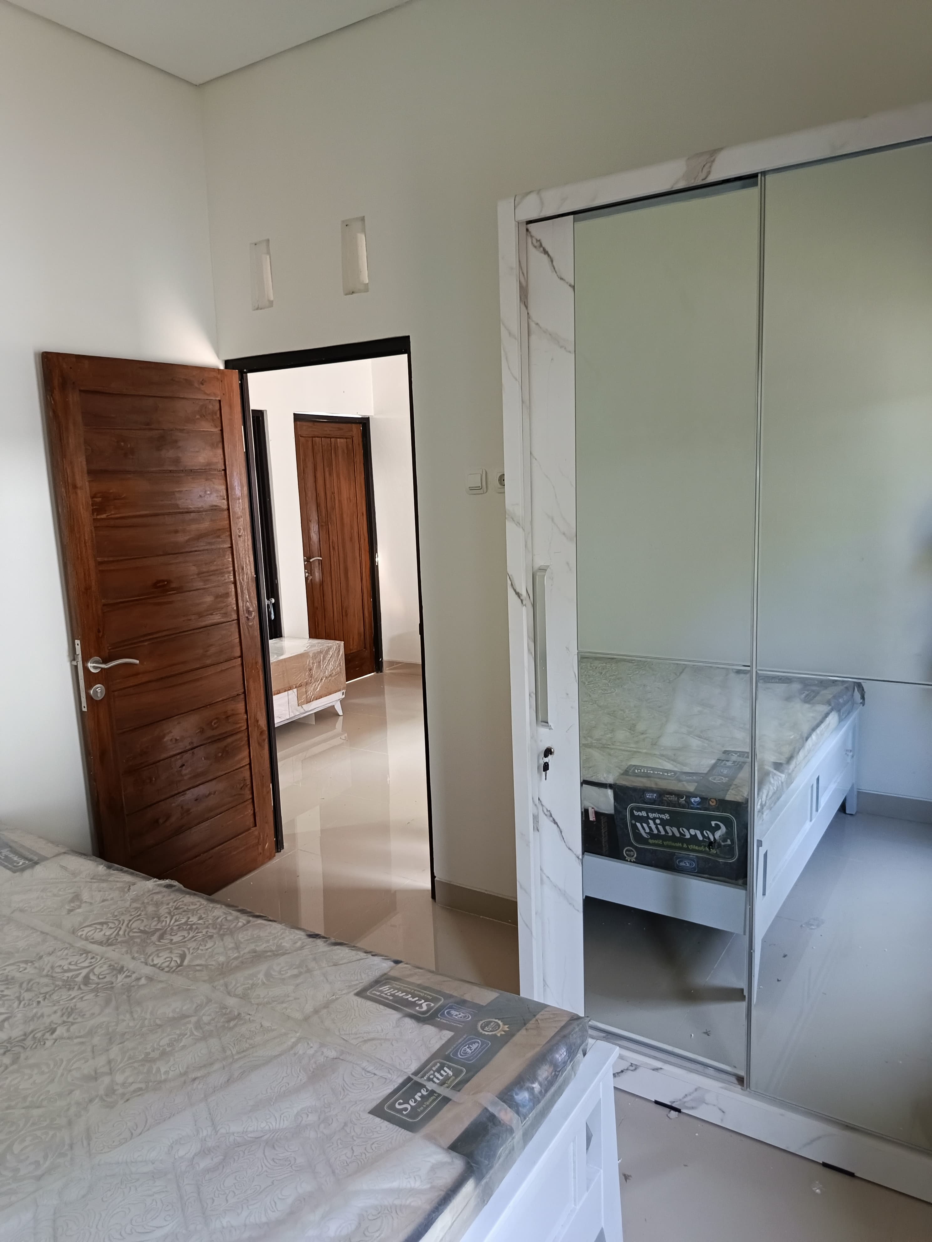 NASIONALIS MANGKU JALAN ASPAL DI DEKAT KELURAHAN BANGUNJIWO