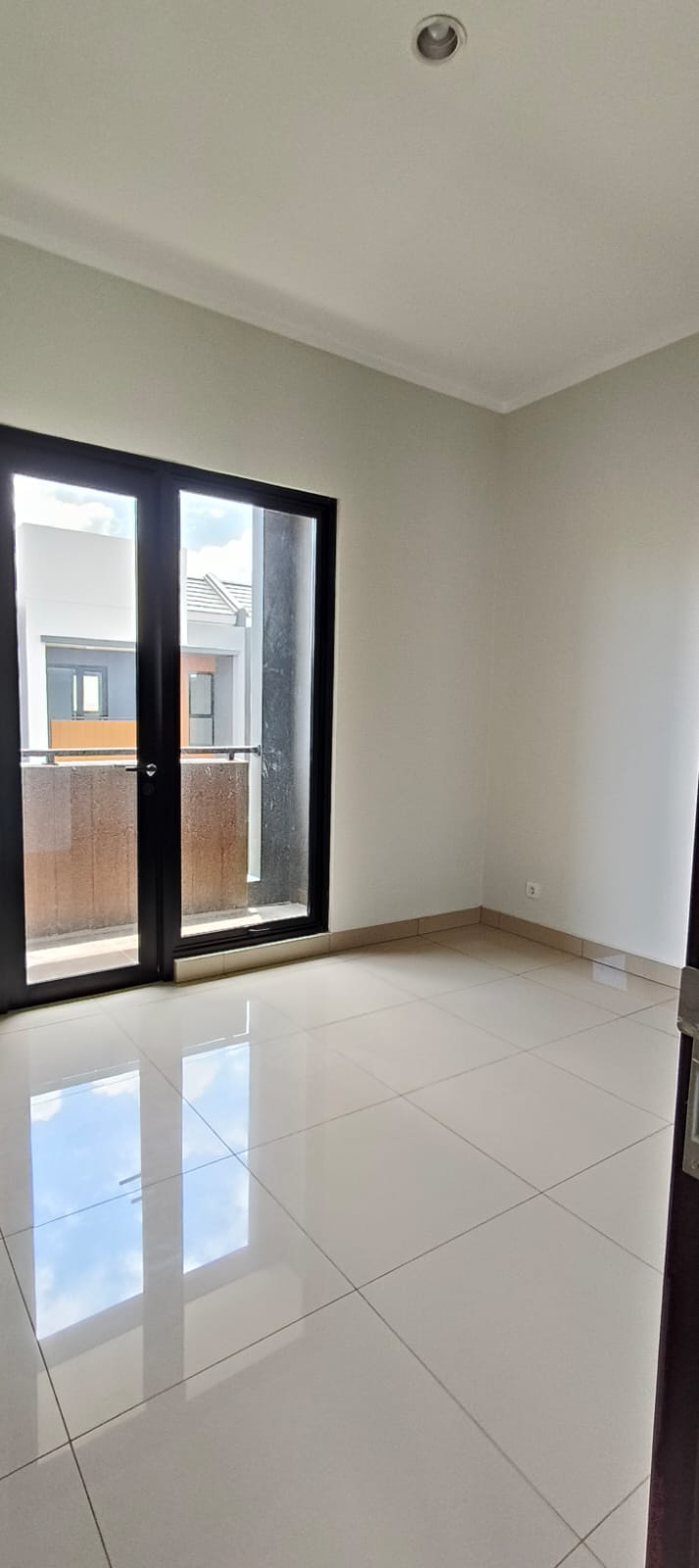 Disewa rumah siaphuni di Summarecon Crown Gading Cluster Regia