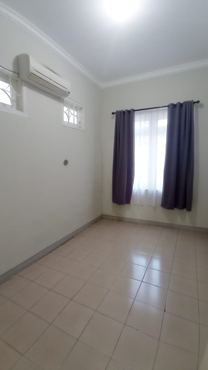 Disewa rumah nyaman bebas banjir di Cipinang dalam Komplek