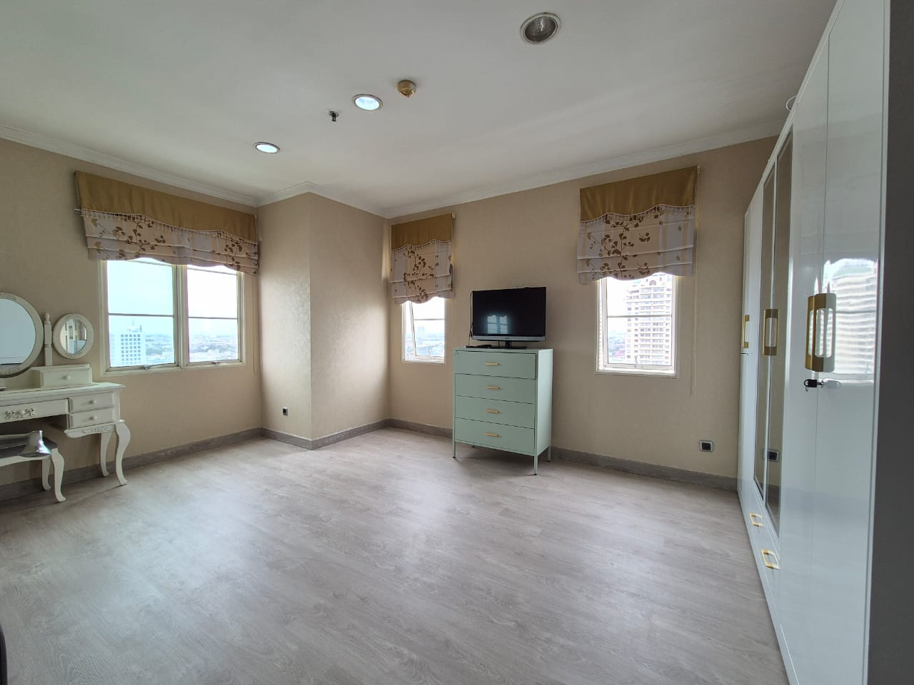 Disewa apartemen French Walk MOI posisi hook furnished