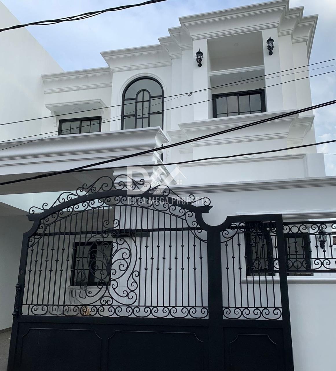 Brand New Modern Classic House – Posisi Hoek, Joglo, Jakbar