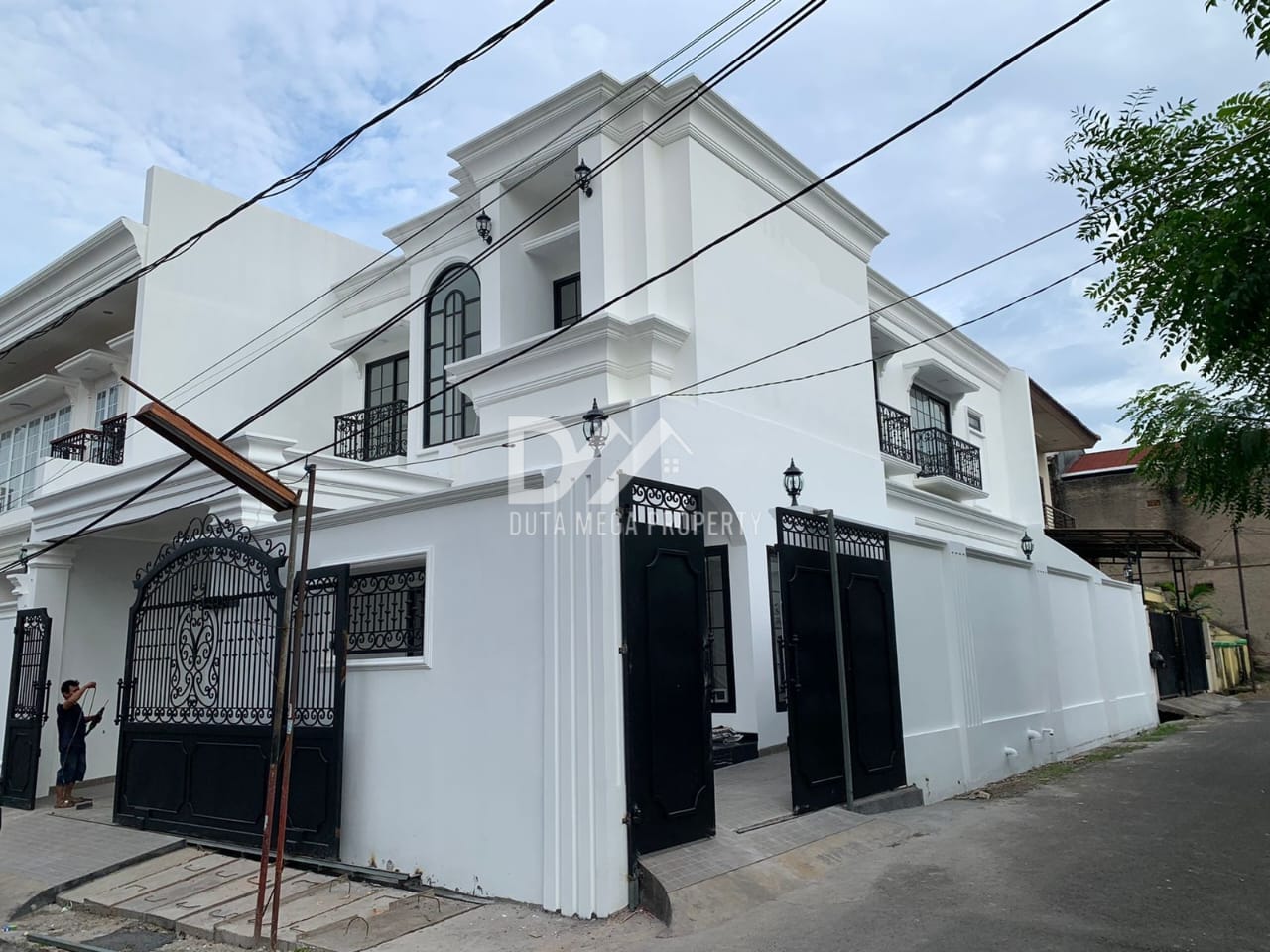 Brand New Modern Classic House – Posisi Hoek, Joglo, Jakbar