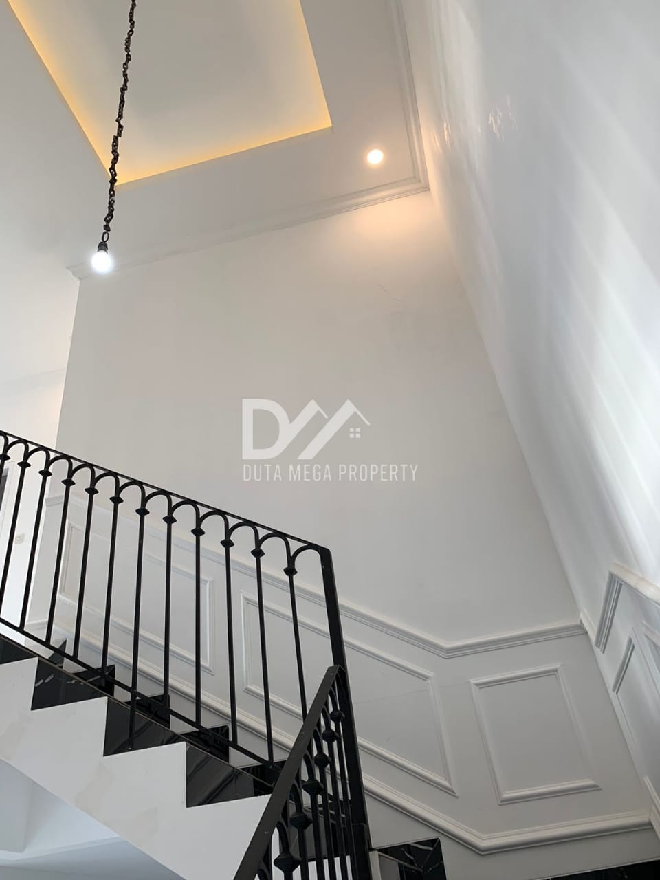 Brand New Modern Classic House – Posisi Hoek, Joglo, Jakbar