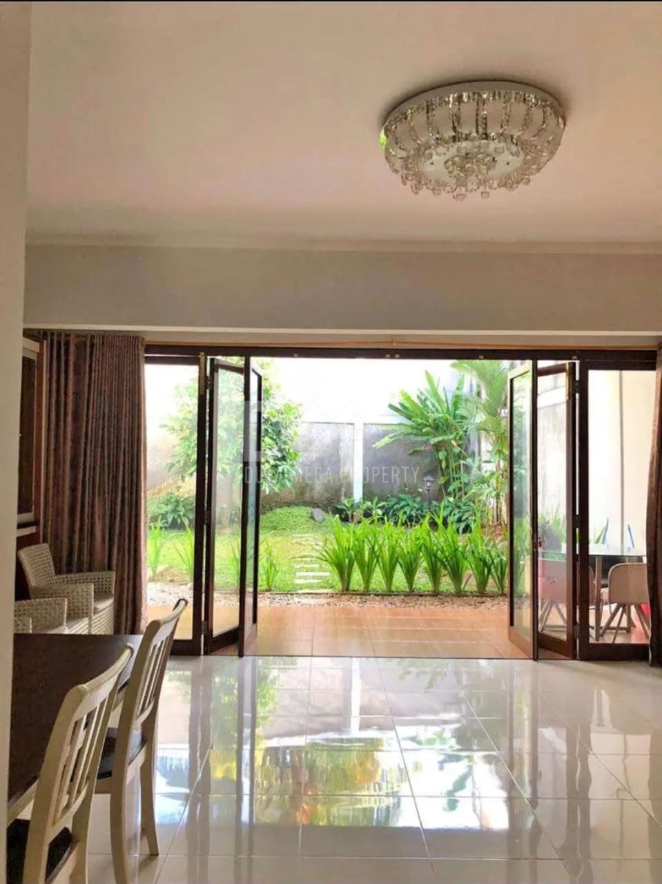 Dijual Cepat! Rumah Cantik dan Luas di Bintaro Sektor 7