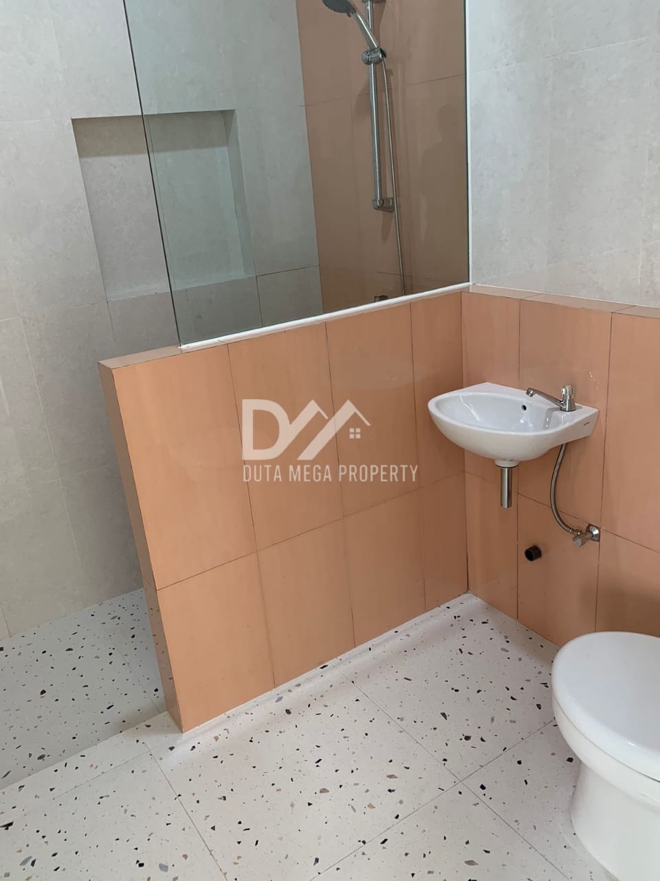 Brand New Modern Classic House – Posisi Hoek, Joglo, Jakbar