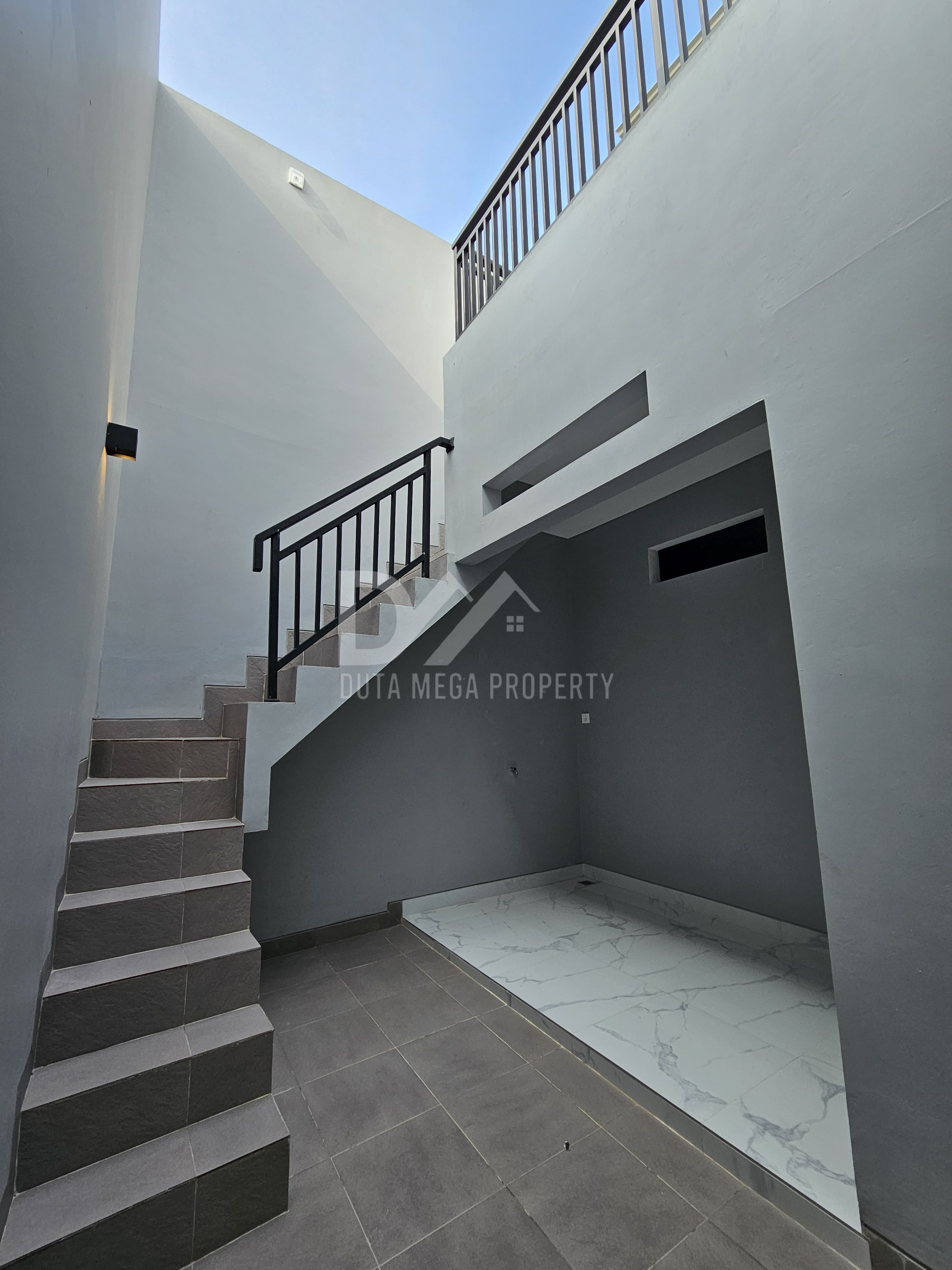 Rumah Modern 2 Lantai di Kavling DKI Meruya, Jakarta Barat