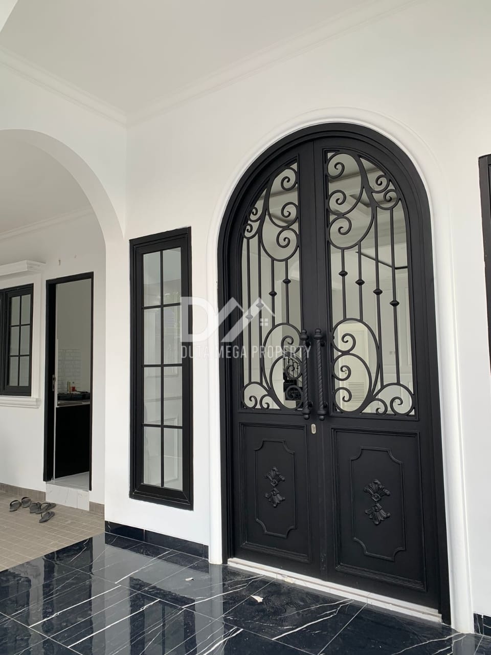 Brand New Modern Classic House – Posisi Hoek, Joglo, Jakbar