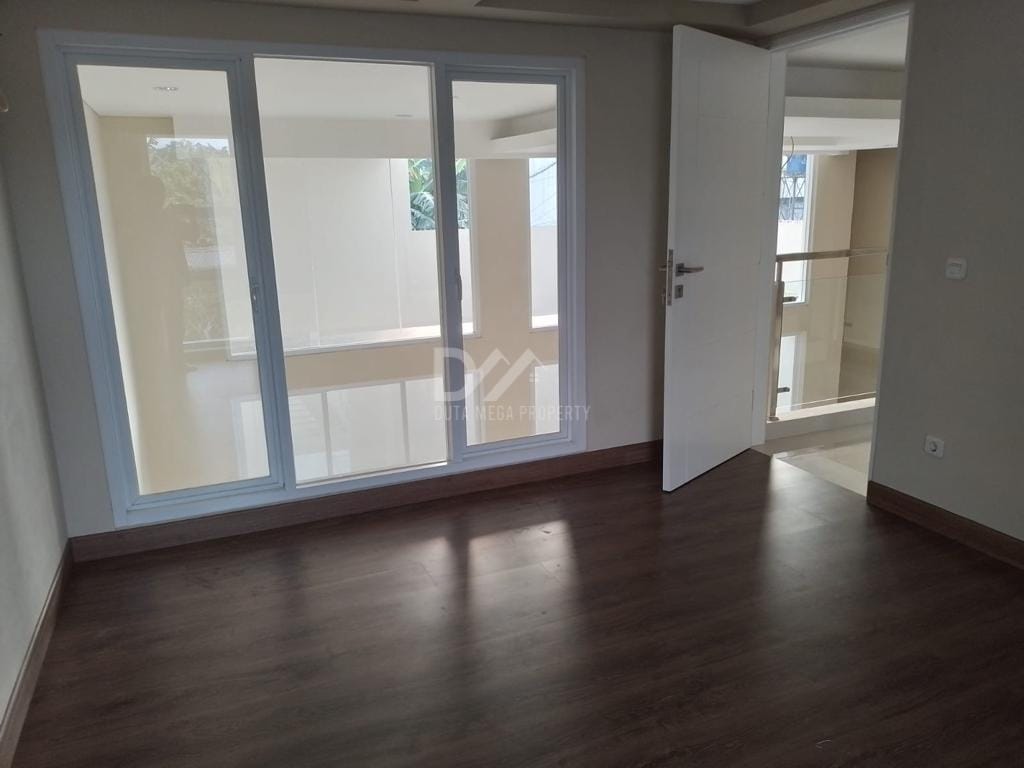 Dijual Rumah Mewah 2,5 Lantai di Cluster Pasar Minggu