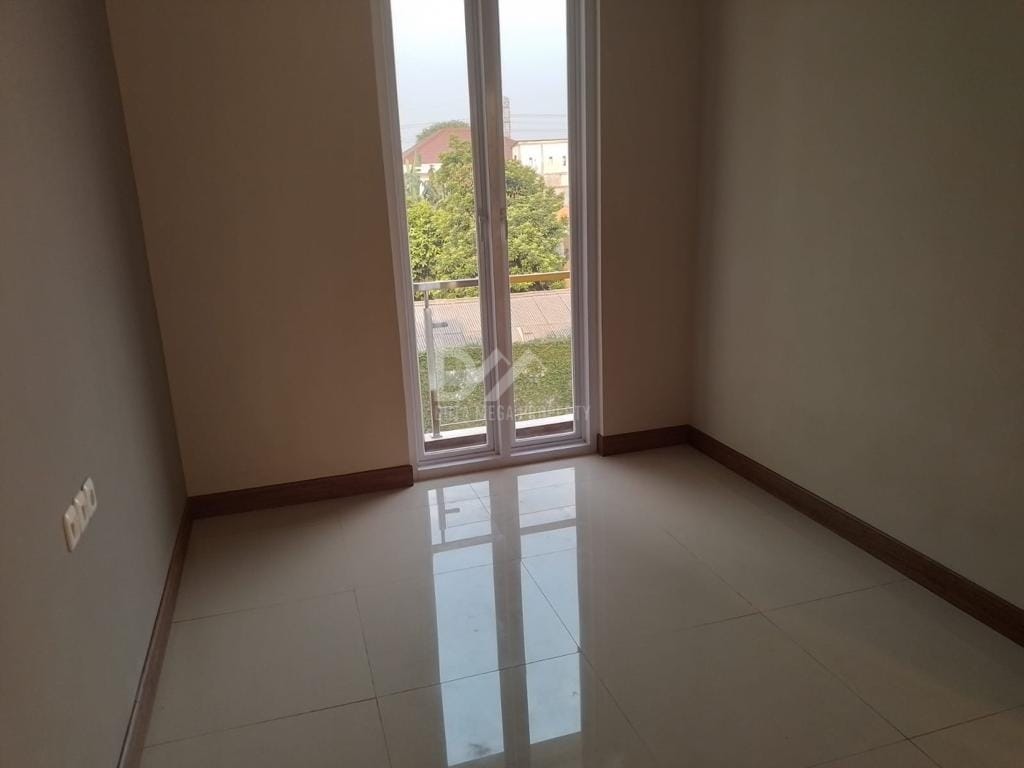 Dijual Rumah Mewah 2,5 Lantai di Cluster Pasar Minggu