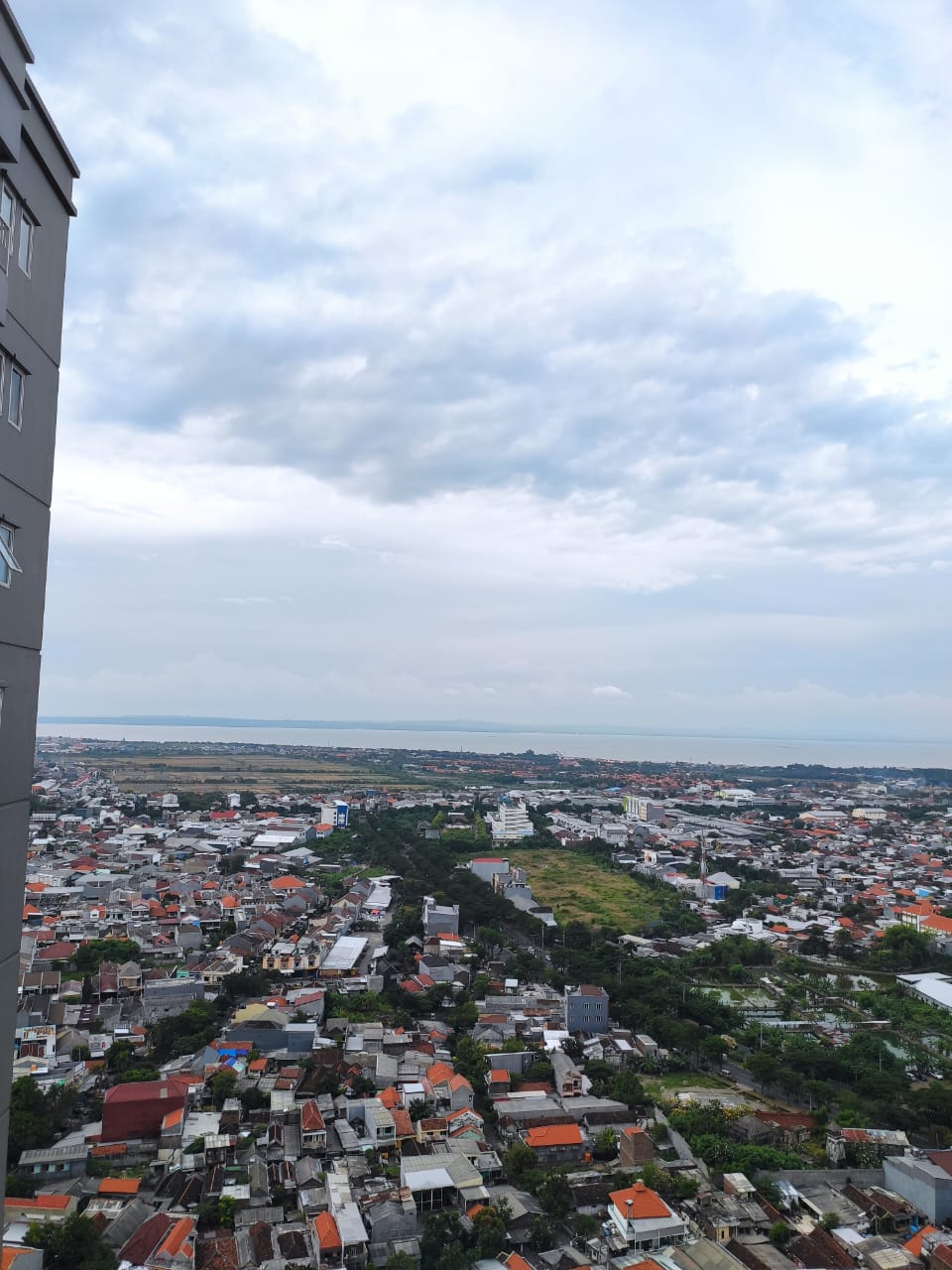 Sewa Unit Apartemen Terawat 2BR di Puncak Dharmahusada Surabaya.