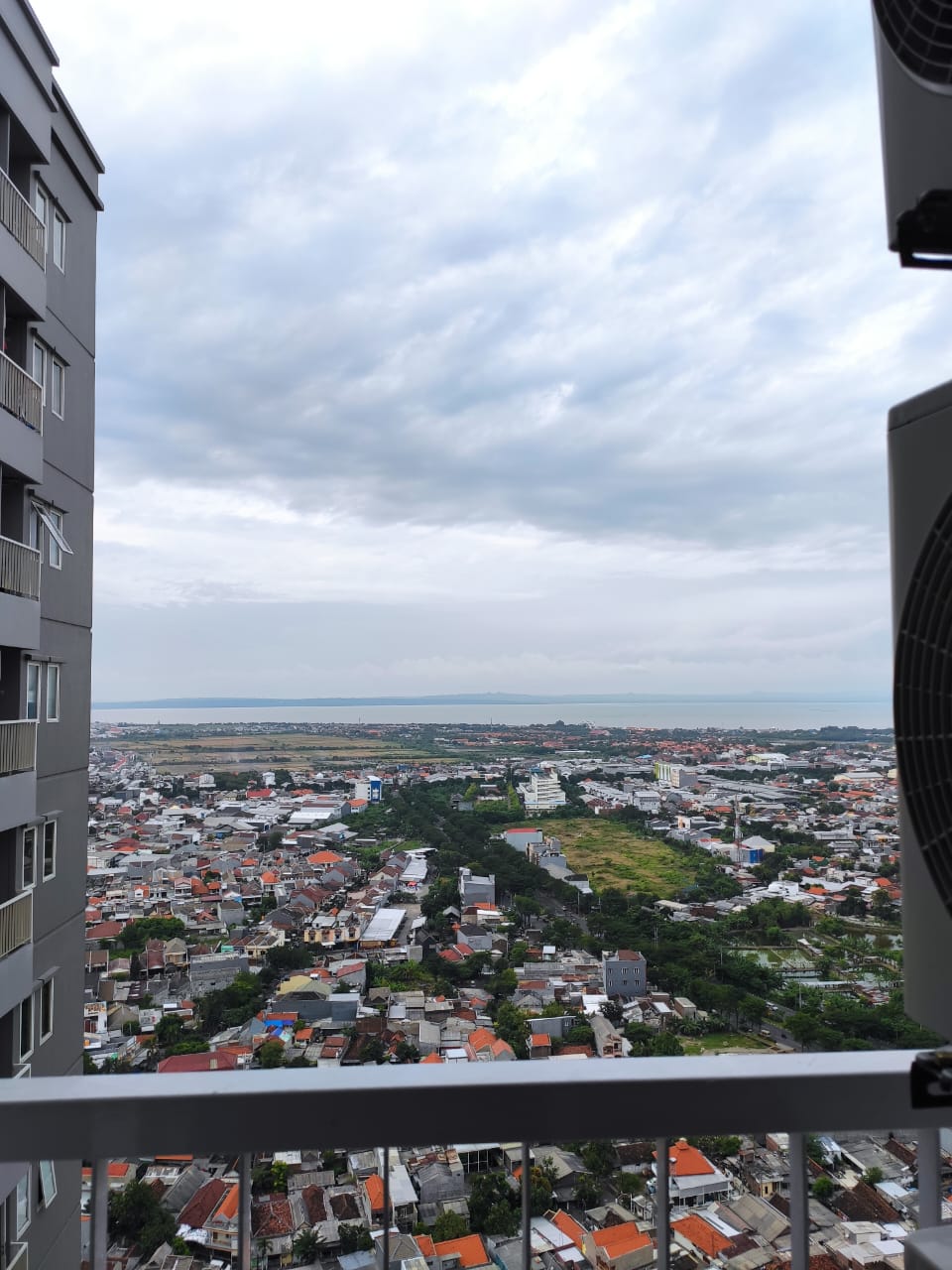 Sewa Unit Apartemen Terawat 2BR di Puncak Dharmahusada Surabaya.