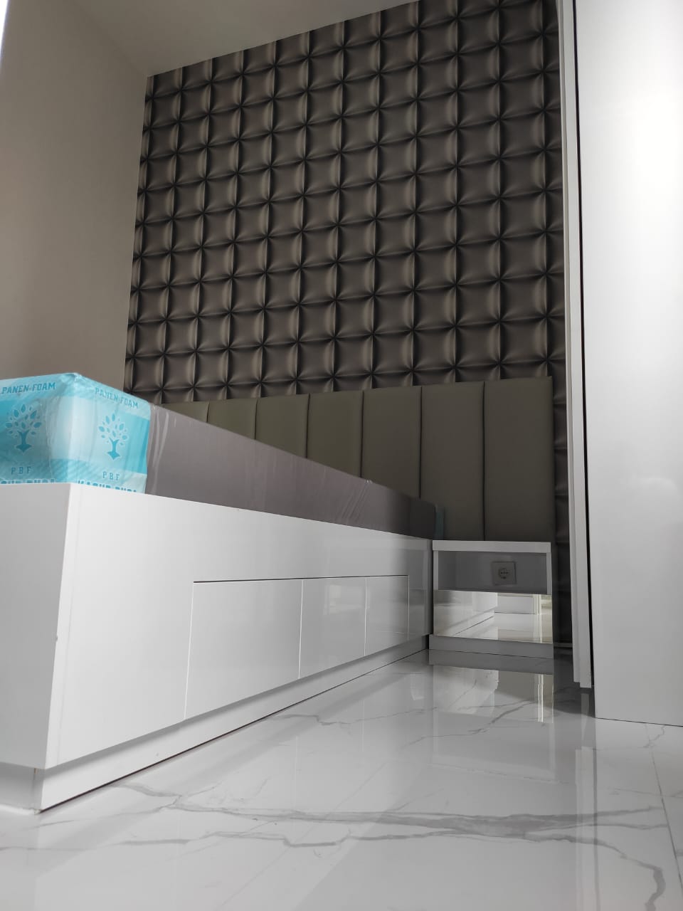 Sewa Unit Apartemen Terawat 2BR di Puncak Dharmahusada Surabaya.