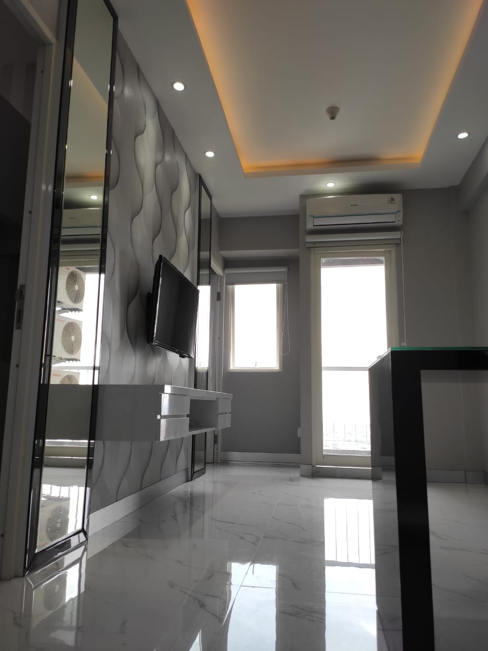 Sewa Unit Apartemen Terawat 2BR di Puncak Dharmahusada Surabaya.