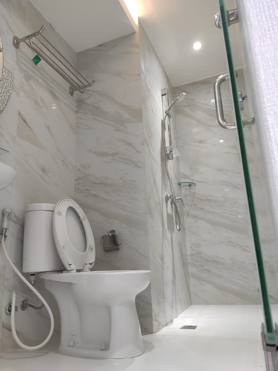 Sewa Unit Apartemen Terawat 2BR di Puncak Dharmahusada Surabaya.