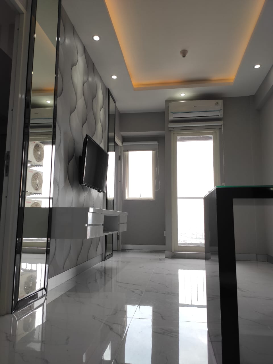 Sewa Unit Apartemen Terawat 2BR di Puncak Dharmahusada Surabaya.