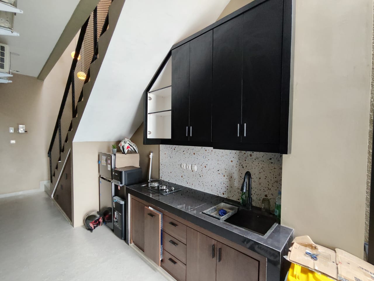 TERMURAH!! DIJUAL KOST EKSKLUSIF 2 LANTAI FULL FURNISH HANYA 1 M