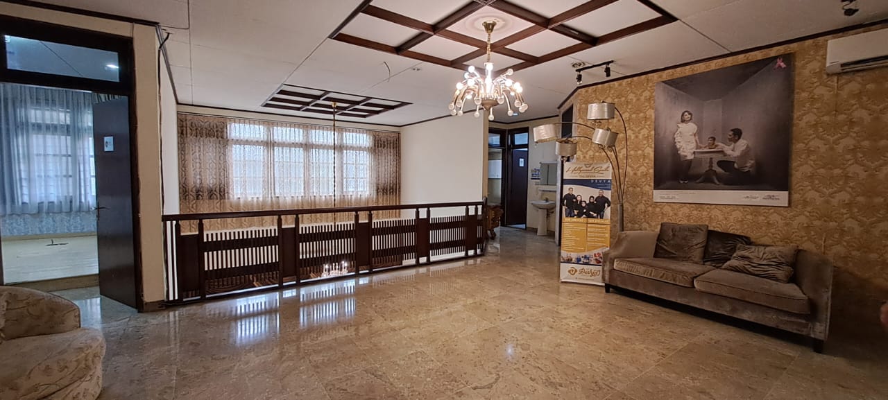 Disewakan rumah cocok utk clinic/kantor di Gandaria, Keb. Lama