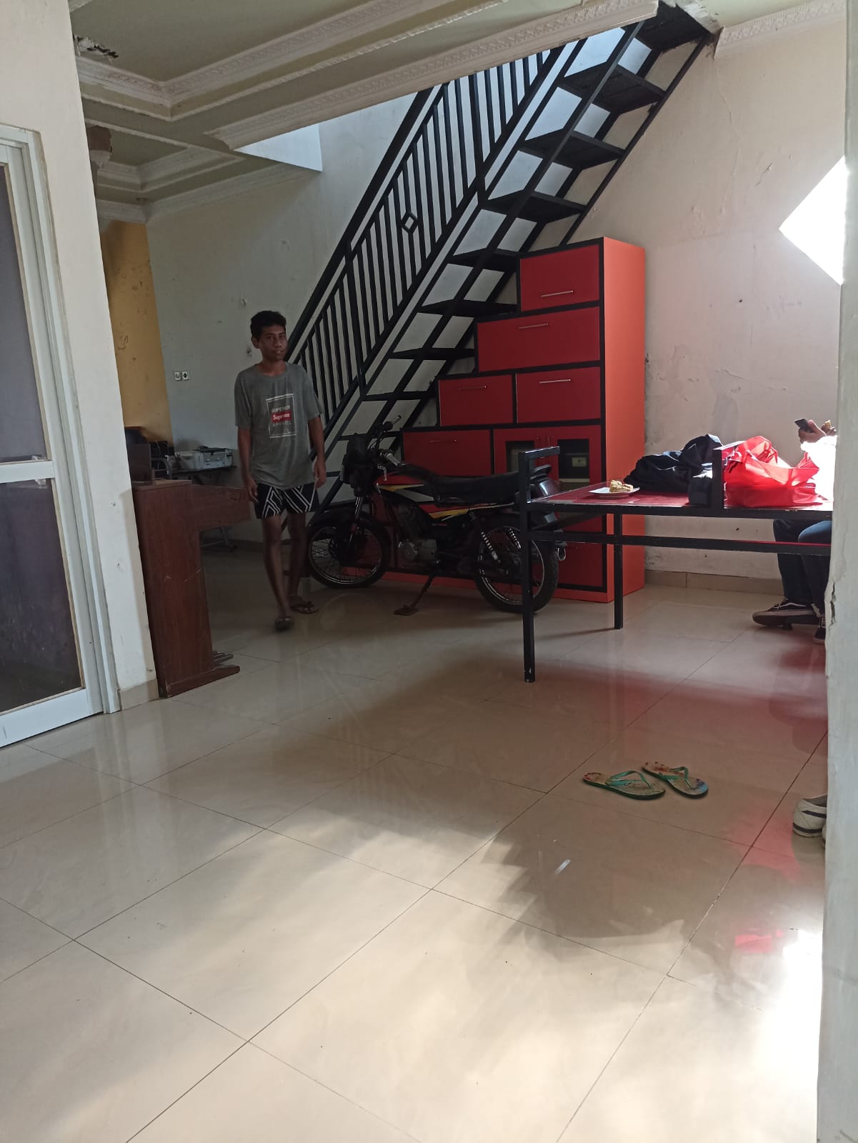 Dijual rumah dan tanah luas area hunian di Jati Murni Bekasi