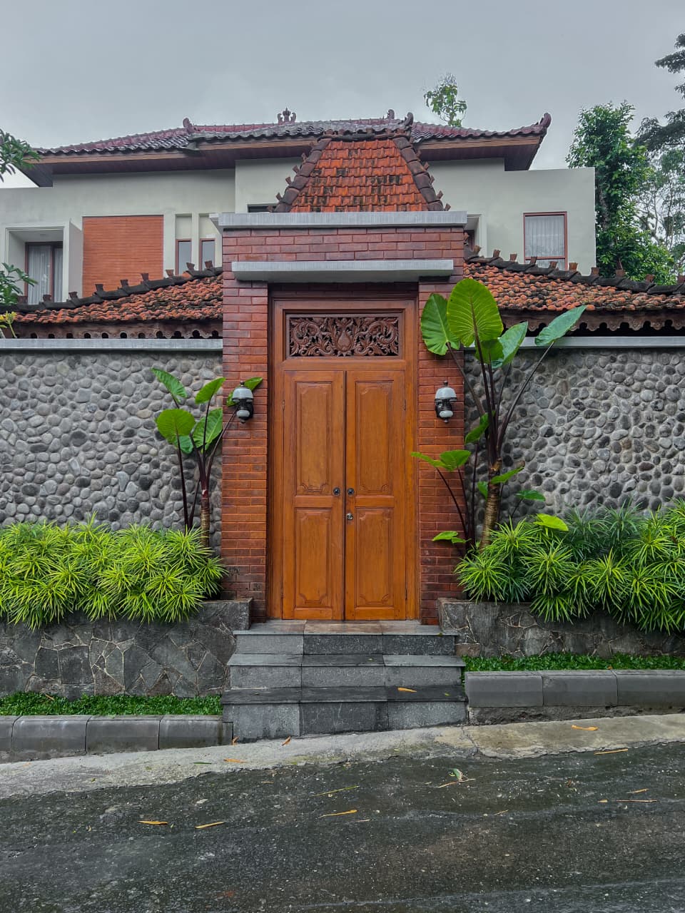 Villa Mewah Full Furnished dengan Kolam Renang di Gamping Sleman