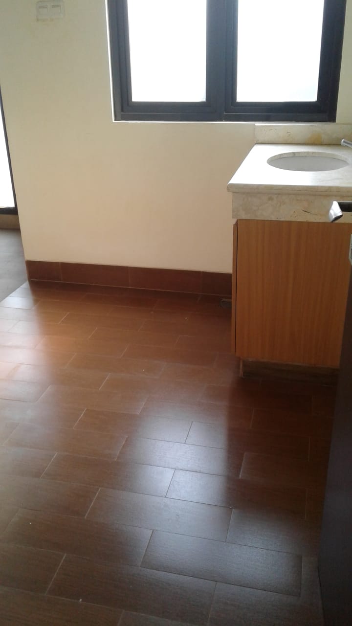 Dijual rumah komplek Taman Himalaya Karawaci  Kelapa Dua