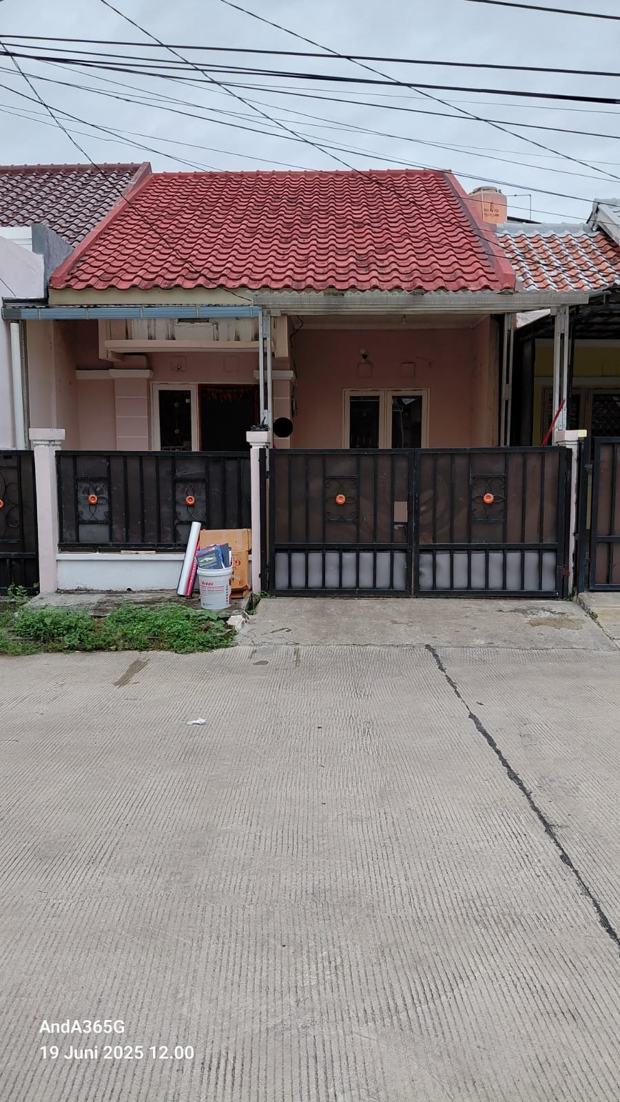 Disewa rumah tinggal dengan area bebas banjir di Harapan Indah 1