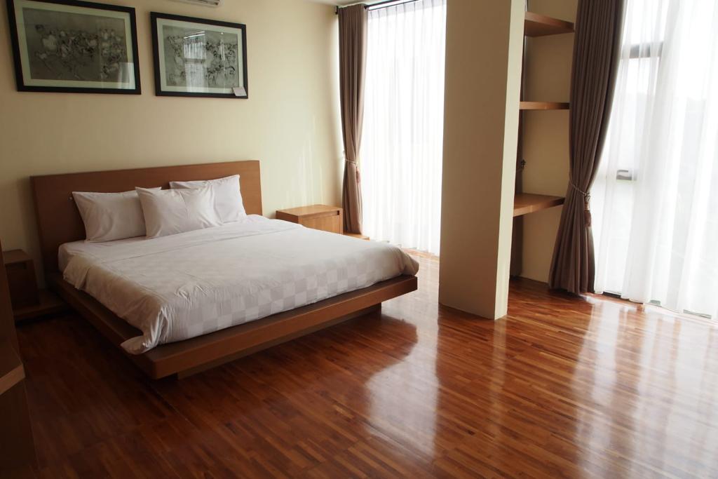 Sewa Town house B U dengan swimming pool di Kemang