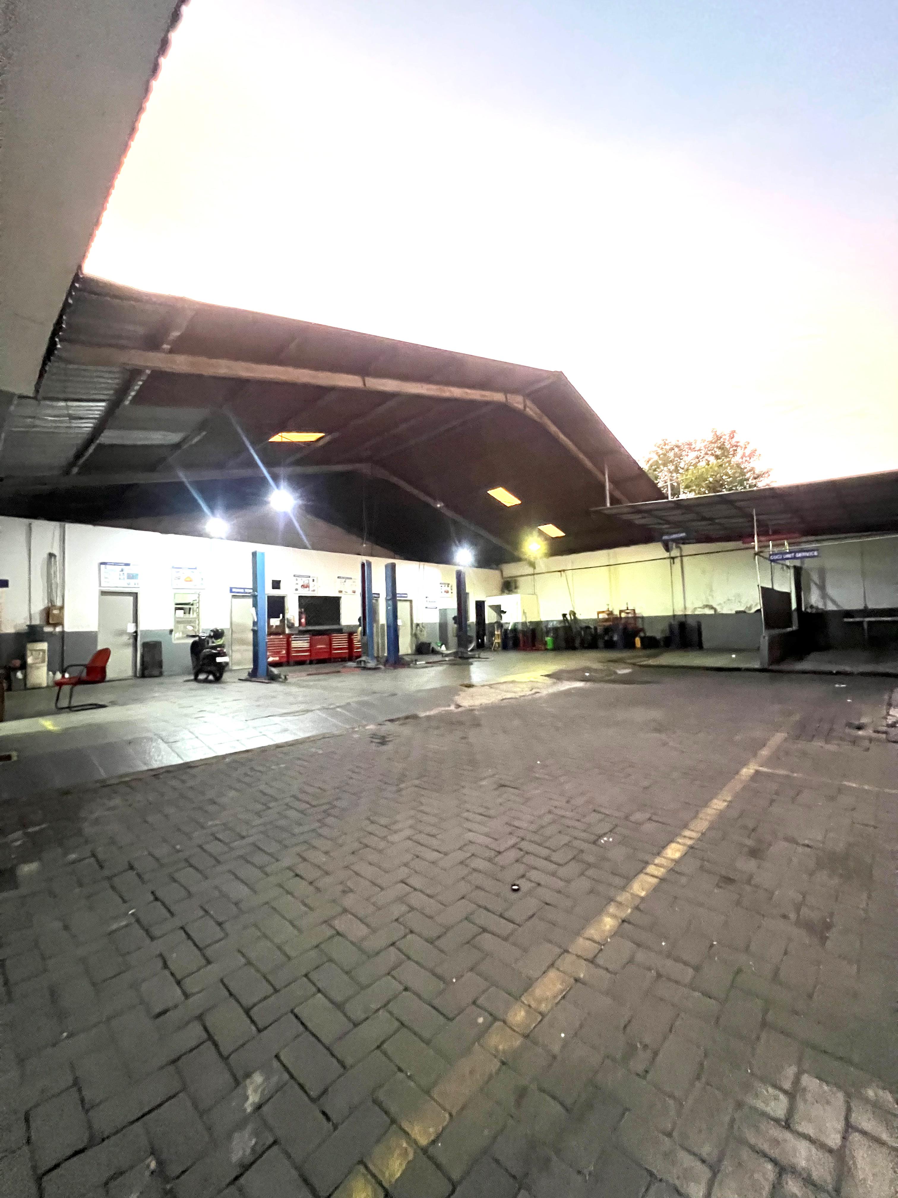 Rumah Usaha Eks Showroom Bengkel Resmi Raya HR Muhammad