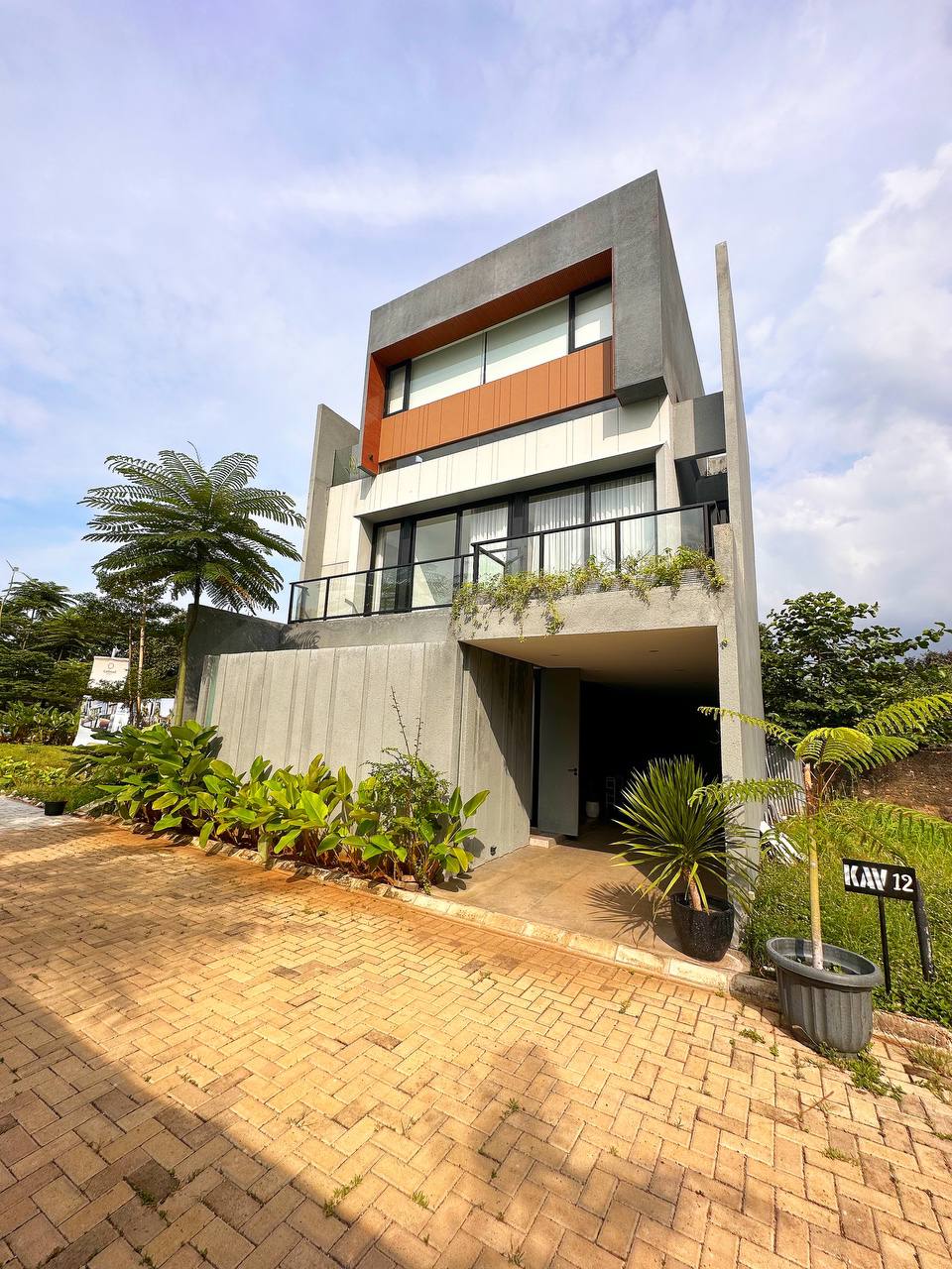 Rumah bonus furnish kolam renang lokasi Cipinang Jakarta Timur