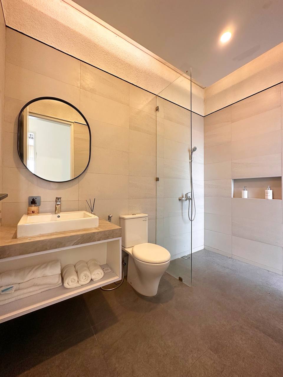 Rumah bonus furnish kolam renang lokasi Cipinang Jakarta Timur