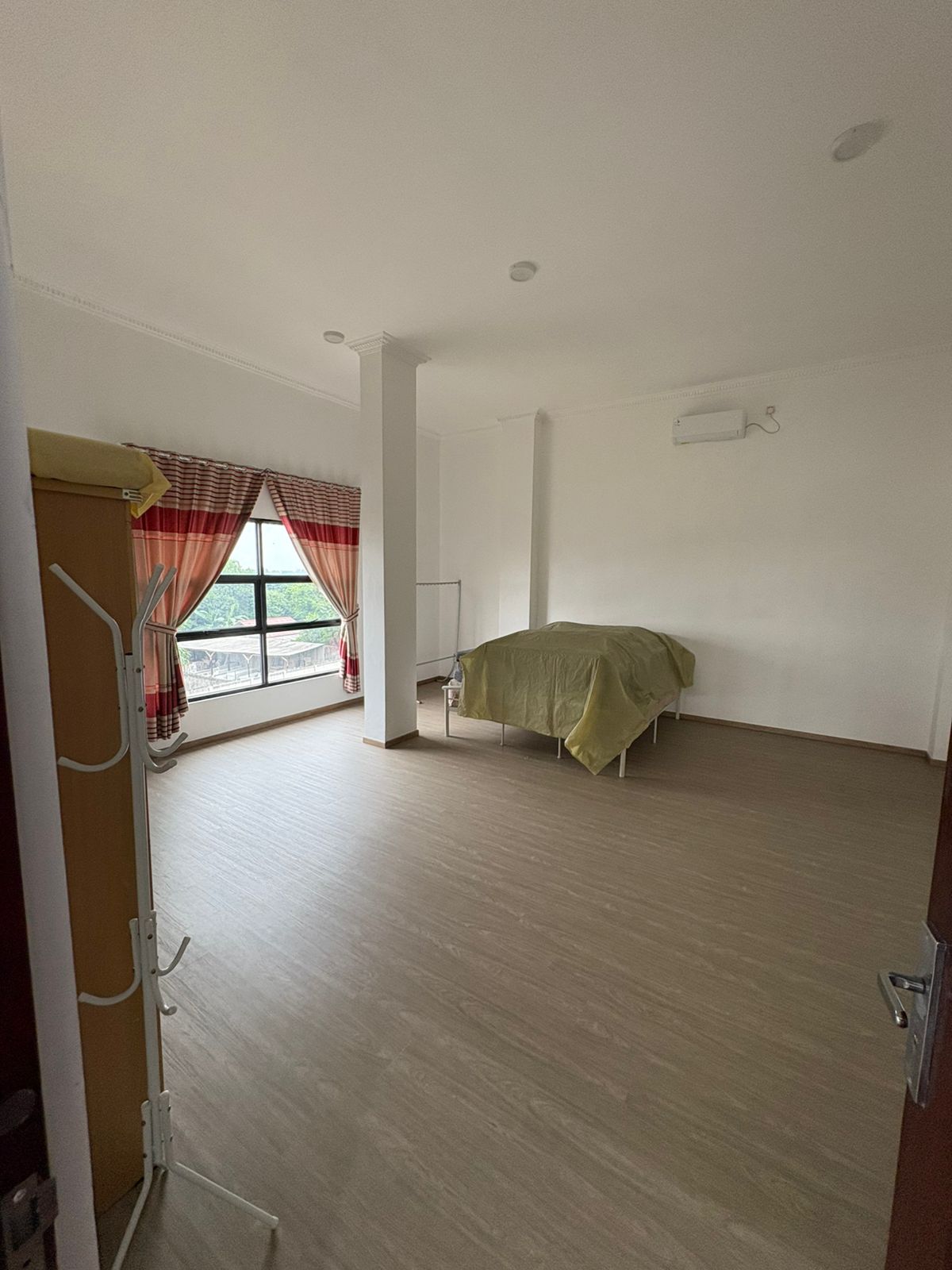 Jual Rumah dengan bangunan tanah kosong di Taman Rahayu, Setu