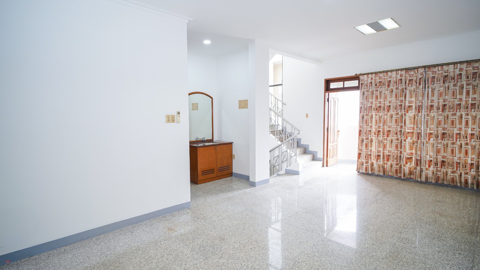 Dijual rumah cantik di Jalan Talib, Krukut, Taman Sari,Jakarta