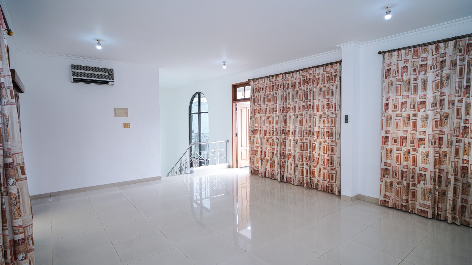 Dijual rumah cantik di Jalan Talib, Krukut, Taman Sari,Jakarta