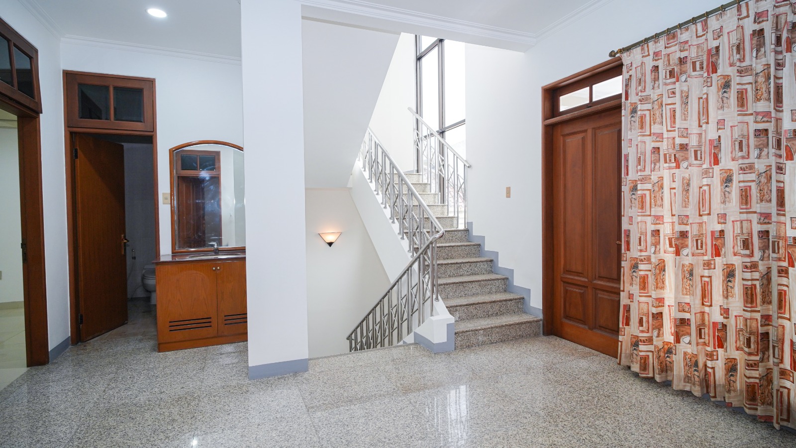 Dijual rumah cantik di Jalan Talib, Krukut, Taman Sari,Jakarta